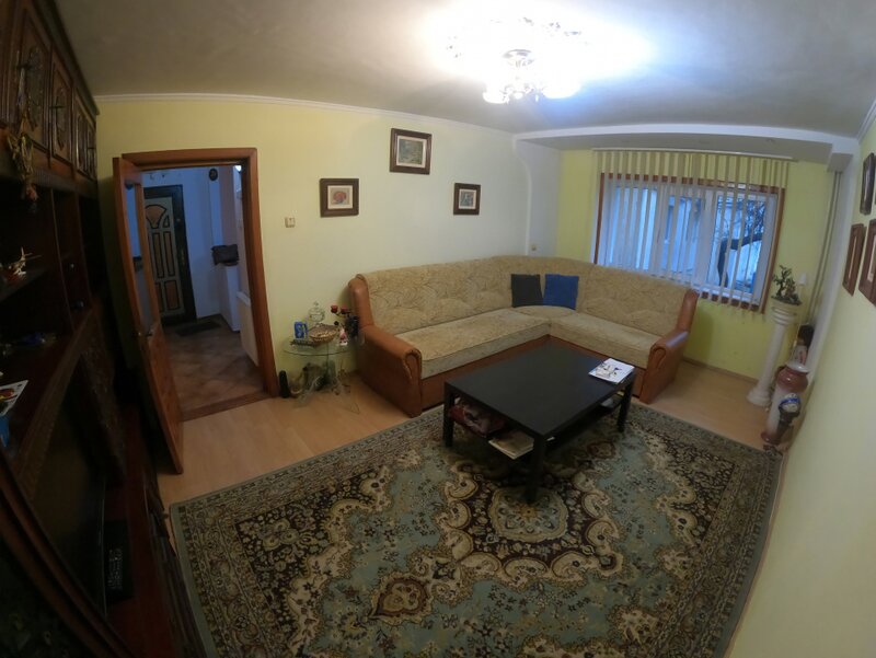 Trei camere, 73 mp decomandat la parter inalt.