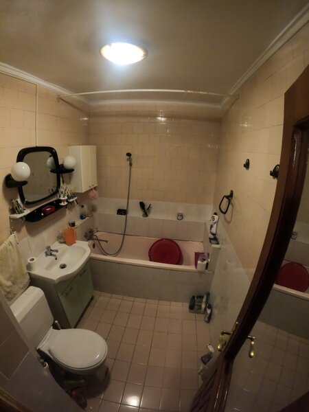 Trei camere, 73 mp decomandat la parter inalt.