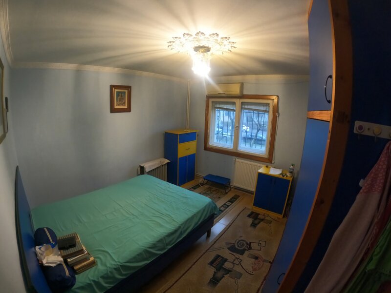 Trei camere, 73 mp decomandat la parter inalt.