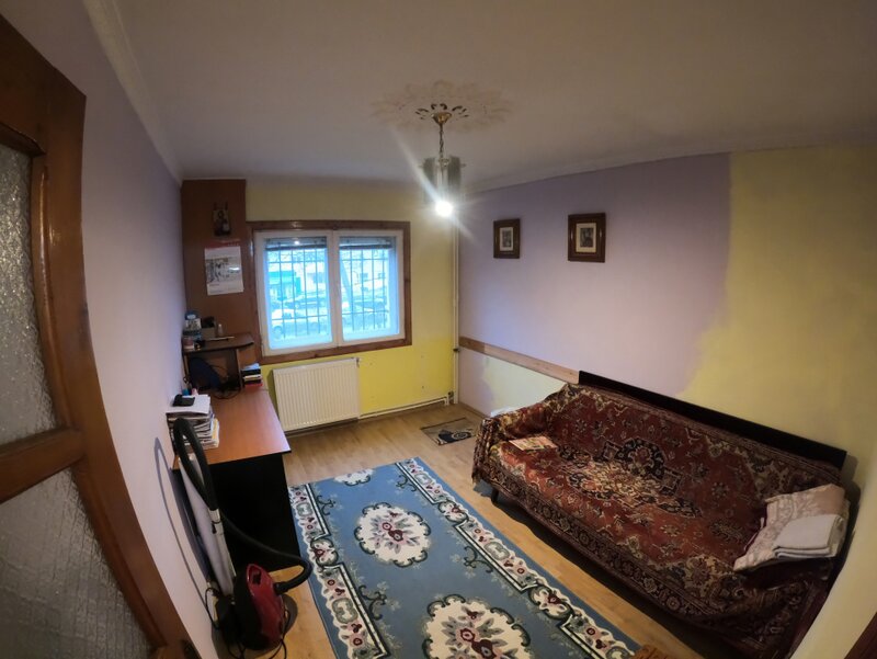 Trei camere, 73 mp decomandat la parter inalt.