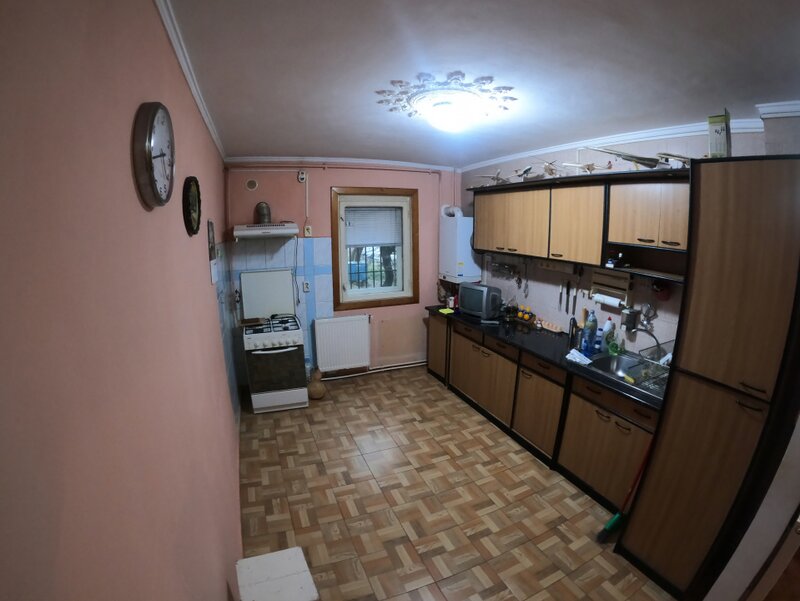 Trei camere, 73 mp decomandat la parter inalt.