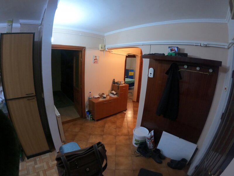 Trei camere, 73 mp decomandat la parter inalt.