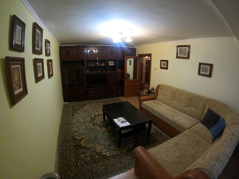 Trei camere, 73 mp decomandat la parter inalt.